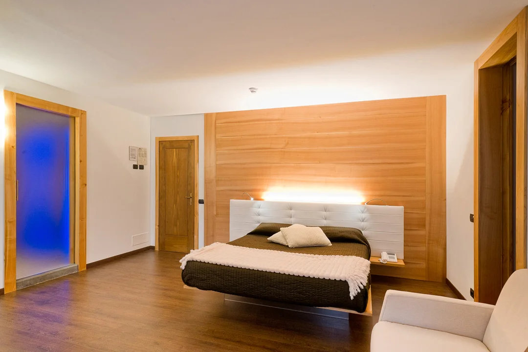Suite furnished in cherry wood Suite furnished in cherry wood